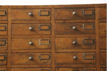 昭和初期のアンティークチェストをリペア&カスタム!木製脚を取り付け、取っ手とネームプレートを交換。1トーン落ち着いた色味に着色仕上げ。(引き出し、小物収納、店舗什器)