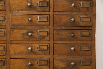 昭和初期のアンティークチェストをリペア&カスタム!木製脚を取り付け、取っ手とネームプレートを交換。1トーン落ち着いた色味に着色仕上げ。(引き出し、小物収納、店舗什器)