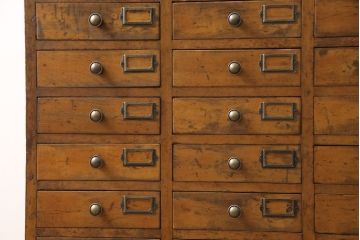 昭和初期のアンティークチェストをリペア&カスタム!木製脚を取り付け、取っ手とネームプレートを交換。1トーン落ち着いた色味に着色仕上げ。(引き出し、小物収納、店舗什器)