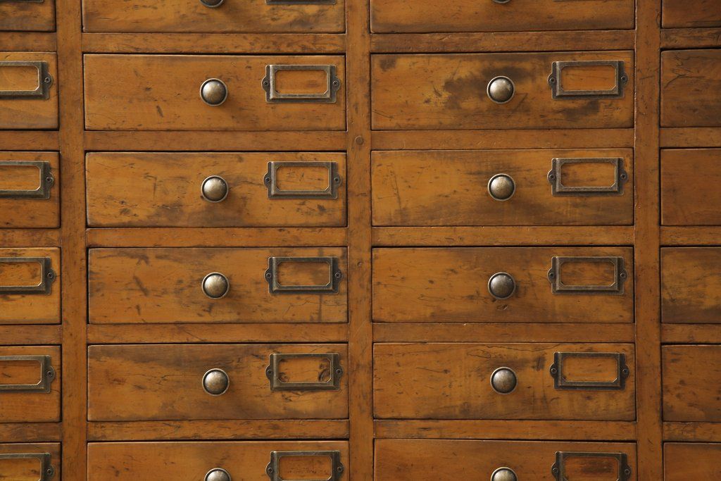 昭和初期のアンティークチェストをリペア&カスタム!木製脚を取り付け、取っ手とネームプレートを交換。1トーン落ち着いた色味に着色仕上げ。(引き出し、小物収納、店舗什器)