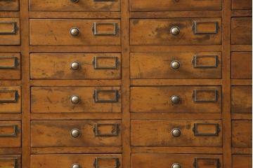 昭和初期のアンティークチェストをリペア&カスタム!木製脚を取り付け、取っ手とネームプレートを交換。1トーン落ち着いた色味に着色仕上げ。(引き出し、小物収納、店舗什器)