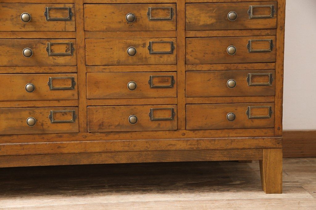 昭和初期のアンティークチェストをリペア&カスタム!木製脚を取り付け、取っ手とネームプレートを交換。1トーン落ち着いた色味に着色仕上げ。(引き出し、小物収納、店舗什器)