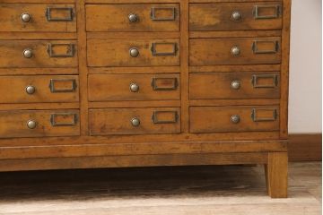 昭和初期のアンティークチェストをリペア&カスタム!木製脚を取り付け、取っ手とネームプレートを交換。1トーン落ち着いた色味に着色仕上げ。(引き出し、小物収納、店舗什器)