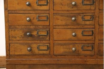 昭和初期のアンティークチェストをリペア&カスタム!木製脚を取り付け、取っ手とネームプレートを交換。1トーン落ち着いた色味に着色仕上げ。(引き出し、小物収納、店舗什器)