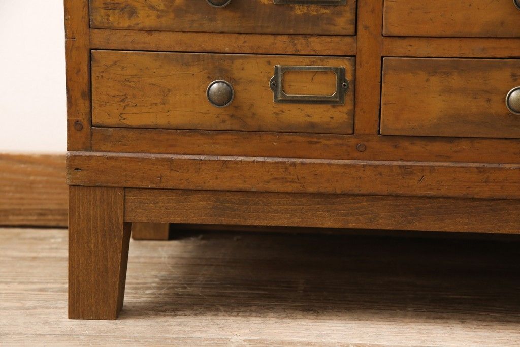 昭和初期のアンティークチェストをリペア&カスタム!木製脚を取り付け、取っ手とネームプレートを交換。1トーン落ち着いた色味に着色仕上げ。(引き出し、小物収納、店舗什器)