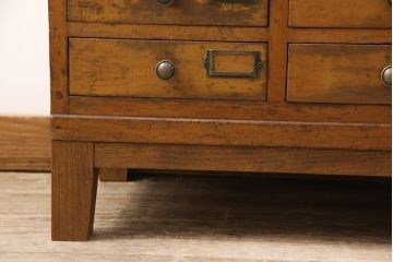 昭和初期のアンティークチェストをリペア&カスタム!木製脚を取り付け、取っ手とネームプレートを交換。1トーン落ち着いた色味に着色仕上げ。(引き出し、小物収納、店舗什器)