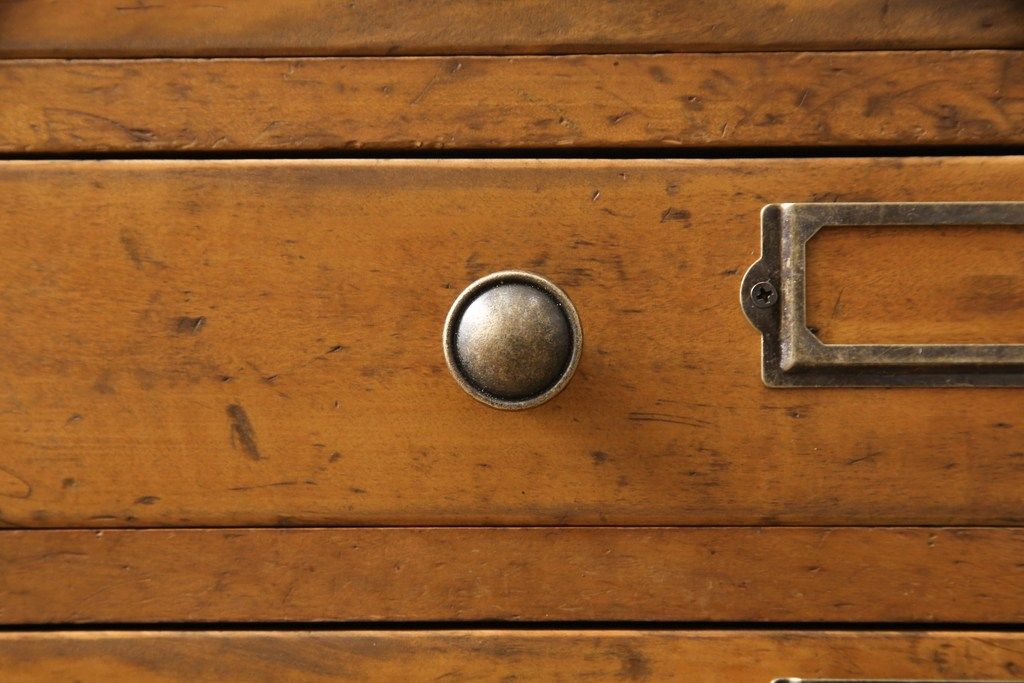 昭和初期のアンティークチェストをリペア&カスタム!木製脚を取り付け、取っ手とネームプレートを交換。1トーン落ち着いた色味に着色仕上げ。(引き出し、小物収納、店舗什器)