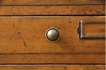 昭和初期のアンティークチェストをリペア&カスタム!木製脚を取り付け、取っ手とネームプレートを交換。1トーン落ち着いた色味に着色仕上げ。(引き出し、小物収納、店舗什器)