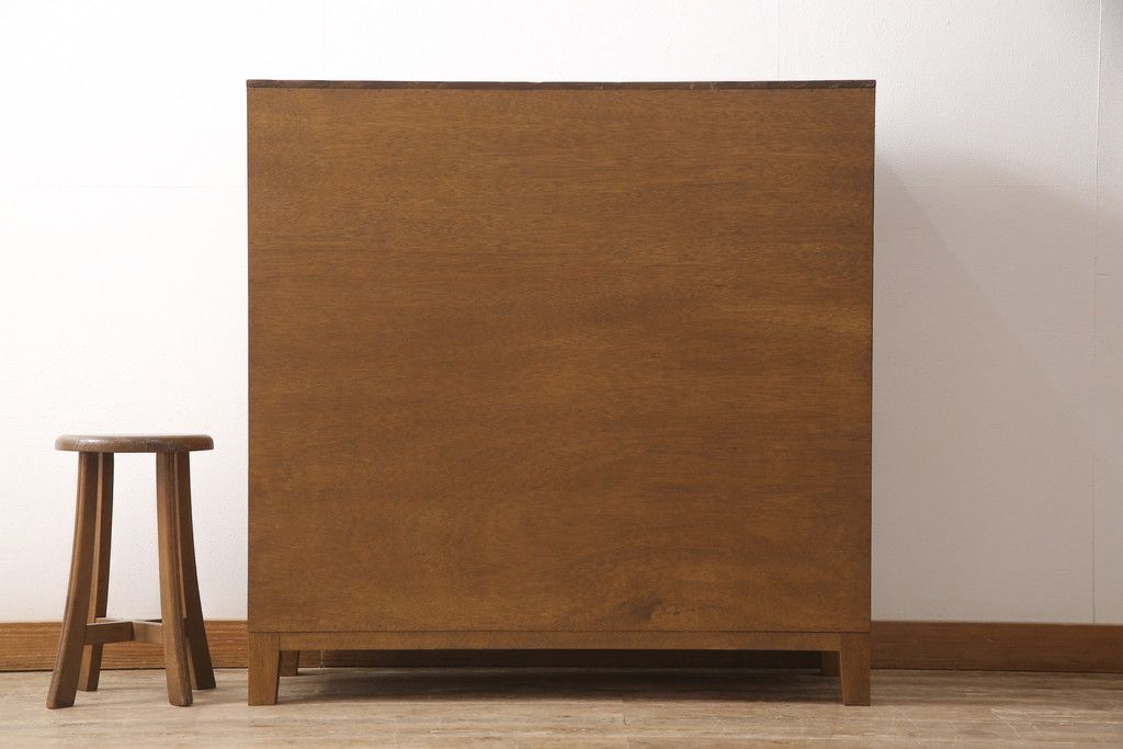 昭和初期のアンティークチェストをリペア&カスタム!木製脚を取り付け、取っ手とネームプレートを交換。1トーン落ち着いた色味に着色仕上げ。(引き出し、小物収納、店舗什器)