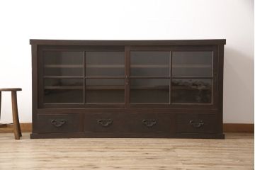 明治〜大正時代の戸棚をリペア&カスタム!建具はガラスをクリアガラスに交換し、引手とねじ込み錠を取り付け。天板は杉材に張り替え、内部は棚板を追加。(ガラス戸棚、キャビネット、収納棚、食器棚)