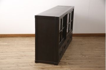 明治〜大正時代の戸棚をリペア&カスタム!建具はガラスをクリアガラスに交換し、引手とねじ込み錠を取り付け。天板は杉材に張り替え、内部は棚板を追加。(ガラス戸棚、キャビネット、収納棚、食器棚)