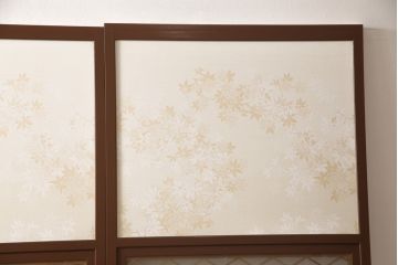 昭和後期の組子入りふすまをリペア&カスタム!リサイズし、開き戸として使えるよう仕様を変更。引手は埋木処理。襖紙を張り替え、本体は現状に近い色味に着色仕上げ。(引き戸、帯戸)