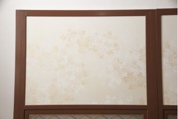 昭和後期の組子入りふすまをリペア&カスタム!リサイズし、開き戸として使えるよう仕様を変更。引手は埋木処理。襖紙を張り替え、本体は現状に近い色味に着色仕上げ。(引き戸、帯戸)
