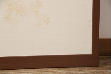 昭和後期の組子入りふすまをリペア&カスタム!リサイズし、開き戸として使えるよう仕様を変更。引手は埋木処理。襖紙を張り替え、本体は現状に近い色味に着色仕上げ。(引き戸、帯戸)