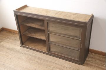 昭和中期のキャビネットの見た目を変えずに綺麗にリペア!清掃をし、天板補強と可動部の調整。風合いを最大限に残した仕上がりに。(戸棚、水屋箪笥、収納棚)