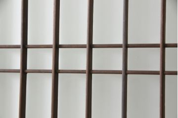 昭和初期のガラス戸をリペア&カスタム!寸法を変えずに戸首を調整。1枚は結霜ガラスからモールガラスに変更。葵戸引手を取り付け、V型戸車を取り付け。現状に近い色味に着色仕上げ。(引き戸、建具)