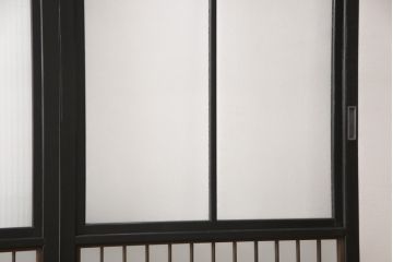 昭和初期のガラス戸をリペア&カスタム!寸法を変えずに戸首を調整。1枚は結霜ガラスからモールガラスに変更。葵戸引手を取り付け、V型戸車を取り付け。現状に近い色味に着色仕上げ。(引き戸、建具)