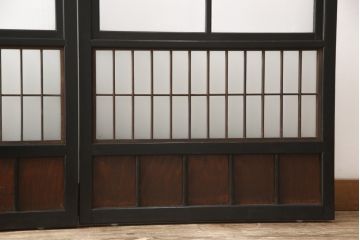 昭和初期のガラス戸をリペア&カスタム!寸法を変えずに戸首を調整。1枚は結霜ガラスからモールガラスに変更。葵戸引手を取り付け、V型戸車を取り付け。現状に近い色味に着色仕上げ。(引き戸、建具)