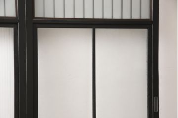 昭和初期のガラス戸をリペア&カスタム!寸法を変えずに戸首を調整。1枚は結霜ガラスからモールガラスに変更。葵戸引手を取り付け、V型戸車を取り付け。現状に近い色味に着色仕上げ。(引き戸、建具)
