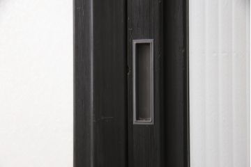 昭和初期のガラス戸をリペア&カスタム!寸法を変えずに戸首を調整。1枚は結霜ガラスからモールガラスに変更。葵戸引手を取り付け、V型戸車を取り付け。現状に近い色味に着色仕上げ。(引き戸、建具)