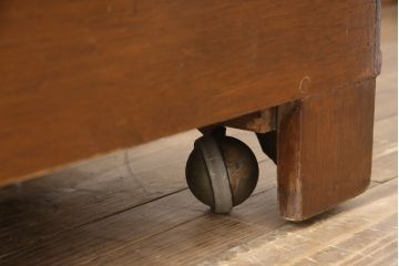 フランスアンティークのシャツケースの見た目を変えずに綺麗にリペア!現状の色味をベースに1トーン落ち着いた色味に着色仕上げ。(ガラスケース、ショーケース、店舗什器)