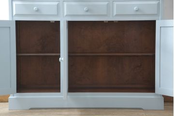 北海道民芸家具の食器棚をリペア&カスタム!高品質リペアを施し、くすんだ水色でペイント仕上げ。(カップボード、キャビネット、サイドボード、サイドキャビネット)