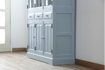 北海道民芸家具の食器棚をリペア&カスタム!高品質リペアを施し、くすんだ水色でペイント仕上げ。(カップボード、キャビネット、サイドボード、サイドキャビネット)