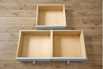 北海道民芸家具の食器棚をリペア&カスタム!高品質リペアを施し、くすんだ水色でペイント仕上げ。(カップボード、キャビネット、サイドボード、サイドキャビネット)