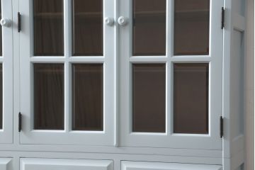 北海道民芸家具の食器棚をリペア&カスタム!高品質リペアを施し、くすんだ水色でペイント仕上げ。(カップボード、キャビネット、サイドボード、サイドキャビネット)