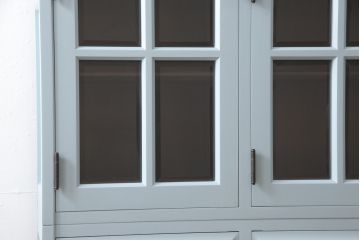 北海道民芸家具の食器棚をリペア&カスタム!高品質リペアを施し、くすんだ水色でペイント仕上げ。(カップボード、キャビネット、サイドボード、サイドキャビネット)