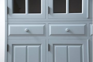 北海道民芸家具の食器棚をリペア&カスタム!高品質リペアを施し、くすんだ水色でペイント仕上げ。(カップボード、キャビネット、サイドボード、サイドキャビネット)