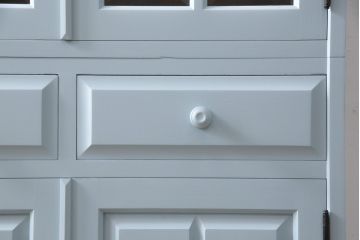 北海道民芸家具の食器棚をリペア&カスタム!高品質リペアを施し、くすんだ水色でペイント仕上げ。(カップボード、キャビネット、サイドボード、サイドキャビネット)