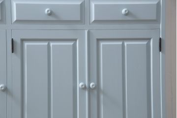 北海道民芸家具の食器棚をリペア&カスタム!高品質リペアを施し、くすんだ水色でペイント仕上げ。(カップボード、キャビネット、サイドボード、サイドキャビネット)