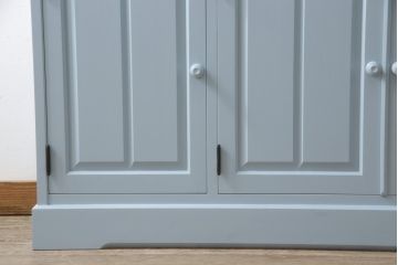 北海道民芸家具の食器棚をリペア&カスタム!高品質リペアを施し、くすんだ水色でペイント仕上げ。(カップボード、キャビネット、サイドボード、サイドキャビネット)