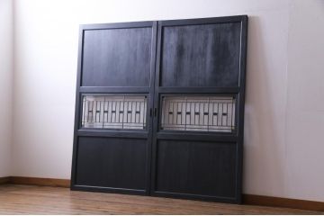 明治期の板戸2枚をリペア&カスタム!オリジナルのステンドグラスをはめ込み、マットブラックに着色仕上げ。(引き戸、建具)