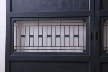 明治期の板戸2枚をリペア&カスタム!オリジナルのステンドグラスをはめ込み、マットブラックに着色仕上げ。(引き戸、建具)