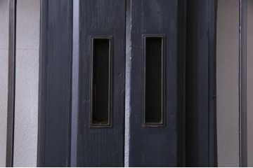 明治期の板戸2枚をリペア&カスタム!オリジナルのステンドグラスをはめ込み、マットブラックに着色仕上げ。(引き戸、建具)