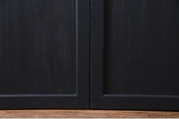 明治期の板戸2枚をリペア&カスタム!オリジナルのステンドグラスをはめ込み、マットブラックに着色仕上げ。(引き戸、建具)