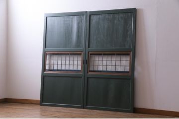 明治期の板戸2枚をリペア&カスタム!オリジナルのステンドグラスをはめ込み、ダークグリーンに着色仕上げ。(引き戸、建具)