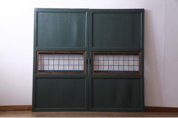 明治期の板戸2枚をリペア&カスタム!オリジナルのステンドグラスをはめ込み、ダークグリーンに着色仕上げ。(引き戸、建具)