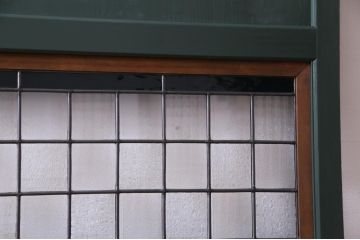 明治期の板戸2枚をリペア&カスタム!オリジナルのステンドグラスをはめ込み、ダークグリーンに着色仕上げ。(引き戸、建具)