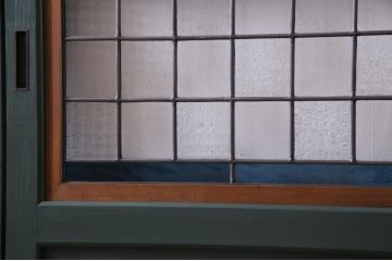 明治期の板戸2枚をリペア&カスタム!オリジナルのステンドグラスをはめ込み、ダークグリーンに着色仕上げ。(引き戸、建具)