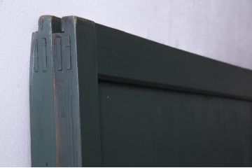 明治期の板戸2枚をリペア&カスタム!オリジナルのステンドグラスをはめ込み、ダークグリーンに着色仕上げ。(引き戸、建具)