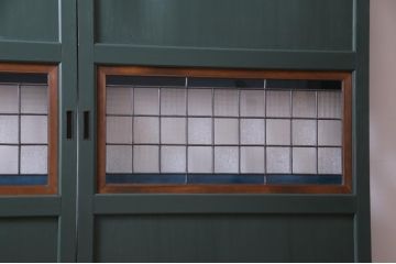 明治期の板戸2枚をリペア&カスタム!オリジナルのステンドグラスをはめ込み、ダークグリーンに着色仕上げ。(引き戸、建具)