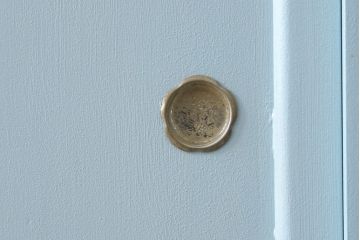 昭和レトロなタンスをリペア&カスタム!開き戸のガラスは市松模様のガラスに変更。引き出しの取っ手も交換。全体をブルーグレーでペイントし仕上げ。(箪笥、戸棚、収納棚、チェスト、引き出し)