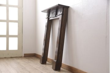 イギリスアンティークのマントルピースをリペア&カスタム!巾木のサイズに合わせ、本体両脚(壁側)に切欠き加工。(暖炉、ファイヤープレイス、ディスプレイ)