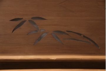 昭和中期の欄間の見た目を変えずに綺麗にリペア!雰囲気を損なわないよう、痛みや割れがある部分のみ新材に入れ替え修復。クリアワックスで仕上げ。(明かり取り、明り取り)