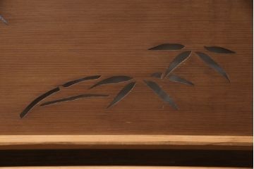 昭和中期の欄間の見た目を変えずに綺麗にリペア!雰囲気を損なわないよう、痛みや割れがある部分のみ新材に入れ替え修復。クリアワックスで仕上げ。(明かり取り、明り取り)