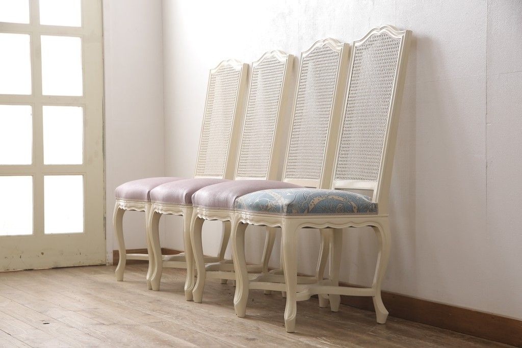 エレガントなラタンバックチェア4脚セットをリペア&カスタム!3脚は指定の生地に張り替え、本体は擦れや色あせ箇所のみ補修ペイントし仕上げ。(ダイニングチェア、椅子)