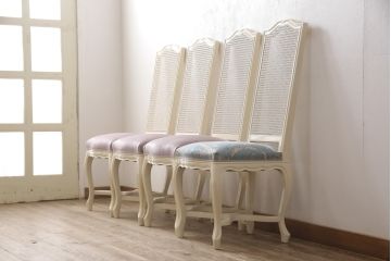 エレガントなラタンバックチェア4脚セットをリペア&カスタム!3脚は指定の生地に張り替え、本体は擦れや色あせ箇所のみ補修ペイントし仕上げ。(ダイニングチェア、椅子)